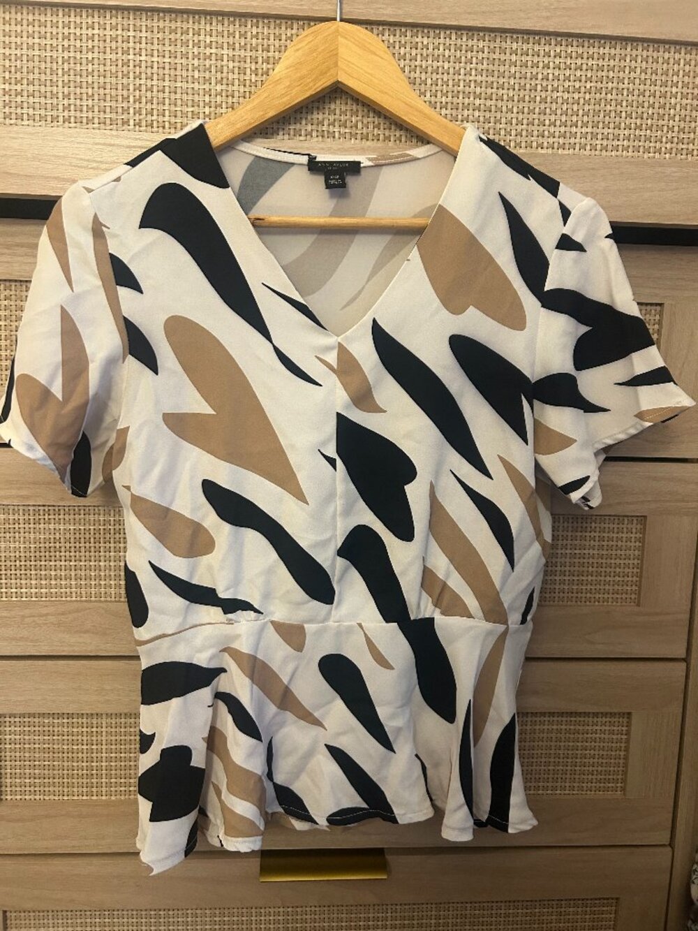 Ann Taylor petite XXS v-neck peplum top in white, black and tan pattern